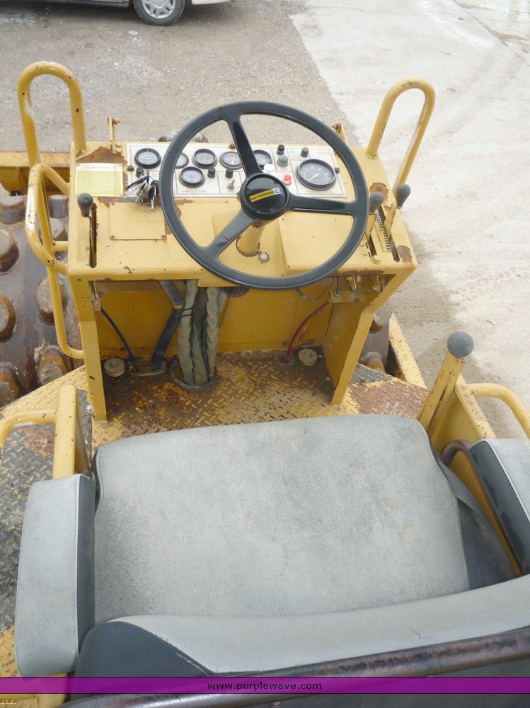 image for item 6877 Caterpillar CP-433B vibratory compactor