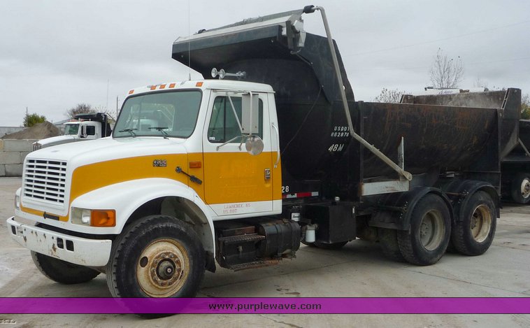 image for item 6881 1994 International 4900 TADT tandem axle dump truck