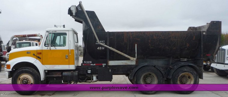 image for item 6881 1994 International 4900 TADT tandem axle dump truck