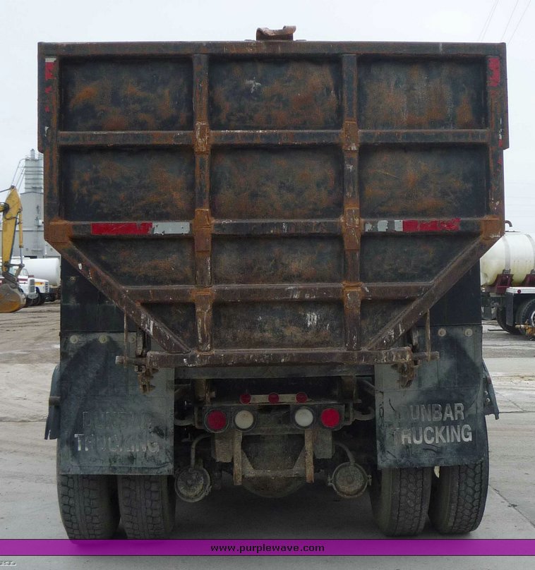 image for item 6881 1994 International 4900 TADT tandem axle dump truck