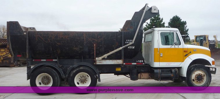 image for item 6881 1994 International 4900 TADT tandem axle dump truck