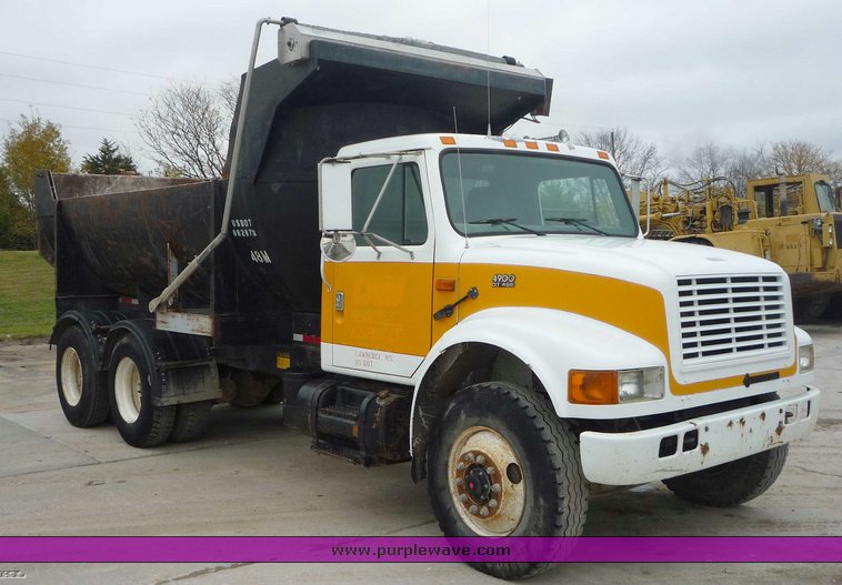 image for item 6881 1994 International 4900 TADT tandem axle dump truck