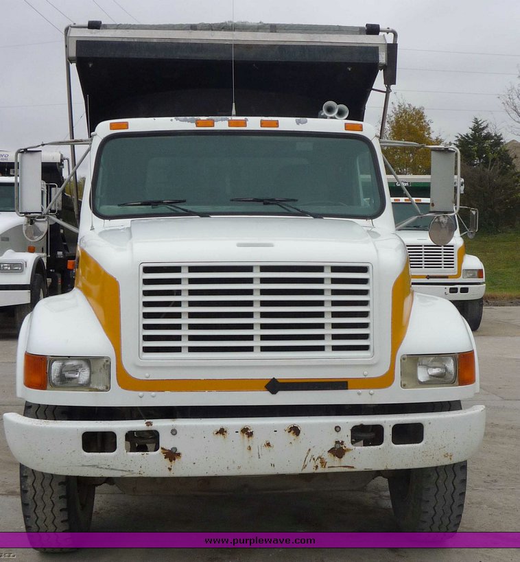 image for item 6881 1994 International 4900 TADT tandem axle dump truck