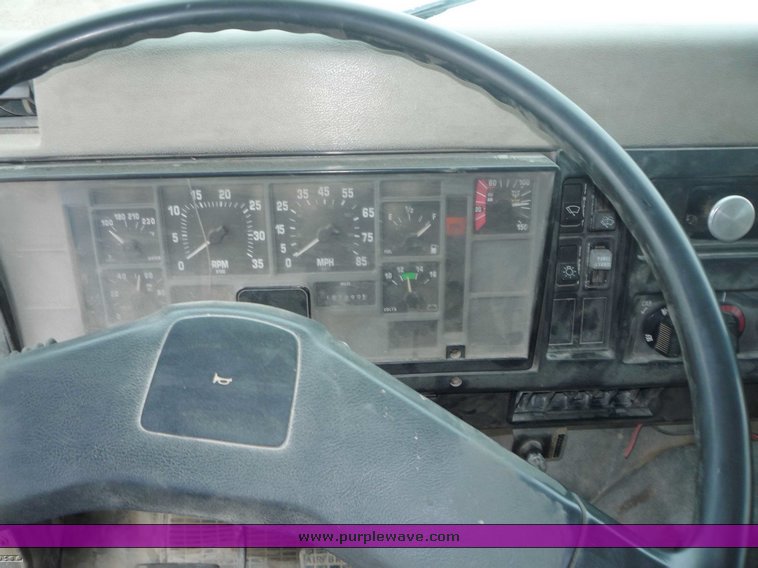 image for item 6881 1994 International 4900 TADT tandem axle dump truck