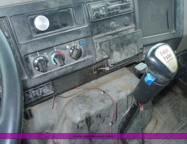 image for item 6881 1994 International 4900 TADT tandem axle dump truck