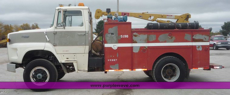 image for item 6887 1990 Ford L8000 service truck
