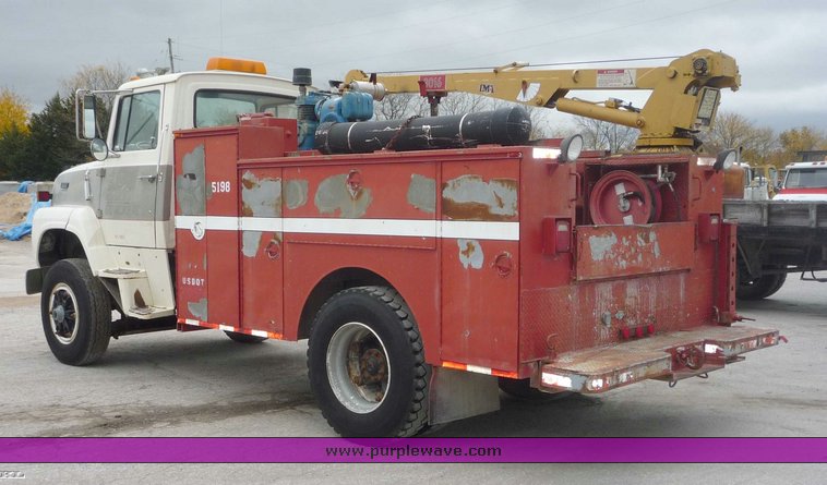 image for item 6887 1990 Ford L8000 service truck