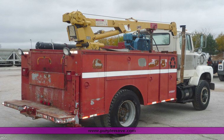 image for item 6887 1990 Ford L8000 service truck