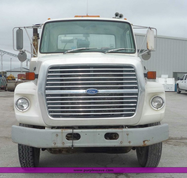 image for item 6887 1990 Ford L8000 service truck
