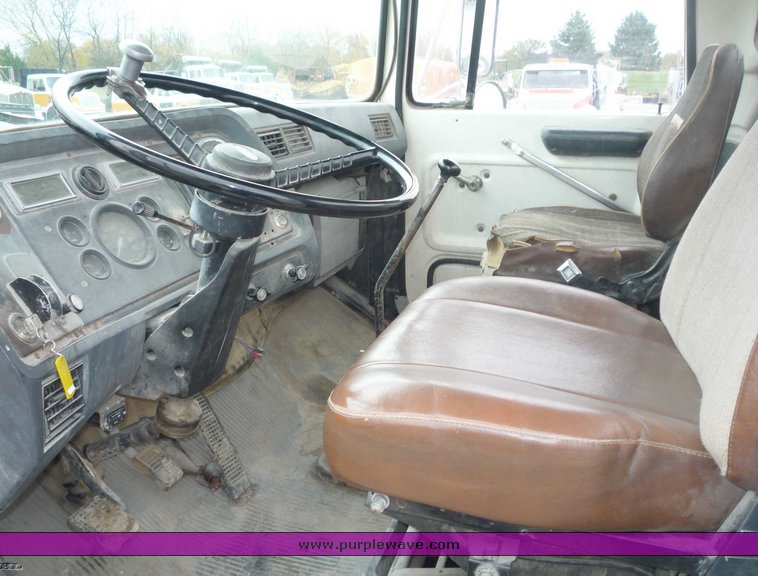 image for item 6887 1990 Ford L8000 service truck