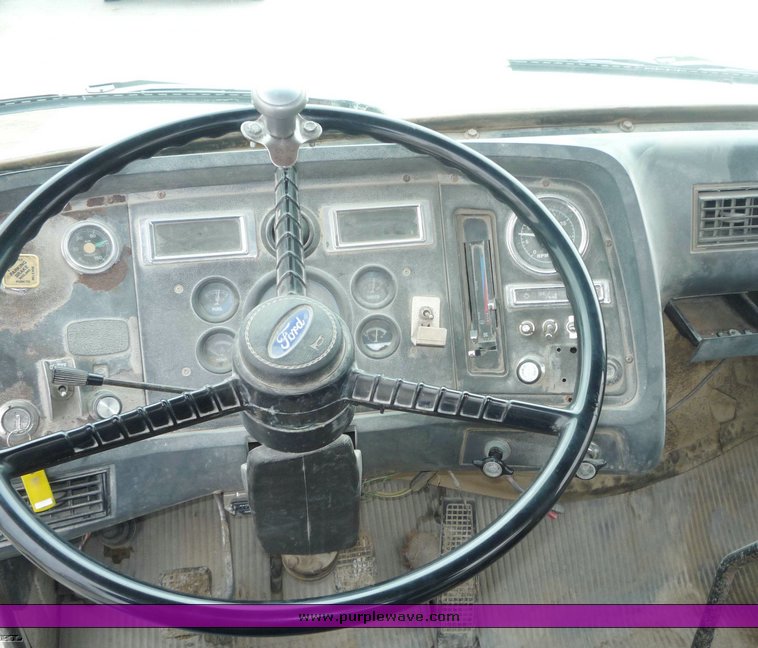 image for item 6887 1990 Ford L8000 service truck