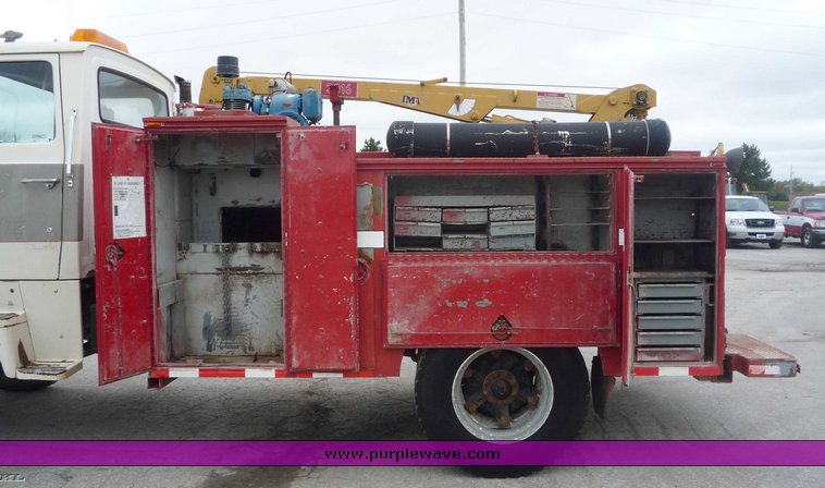 image for item 6887 1990 Ford L8000 service truck