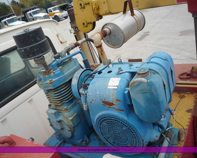 image for item 6887 1990 Ford L8000 service truck