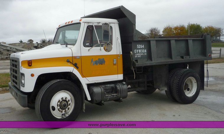 image for item 6888 1985 International S1900 dump truck