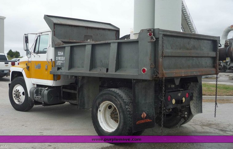 image for item 6888 1985 International S1900 dump truck