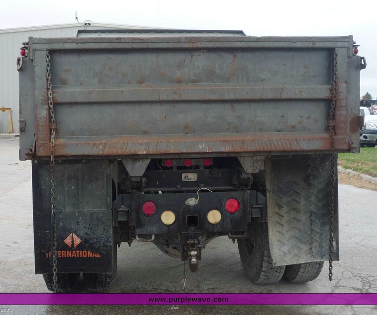 image for item 6888 1985 International S1900 dump truck