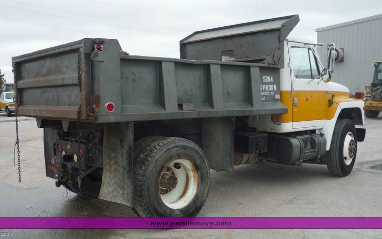 image for item 6888 1985 International S1900 dump truck