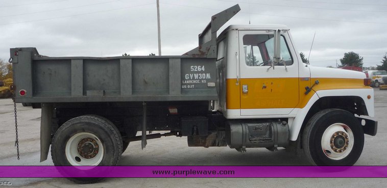 image for item 6888 1985 International S1900 dump truck