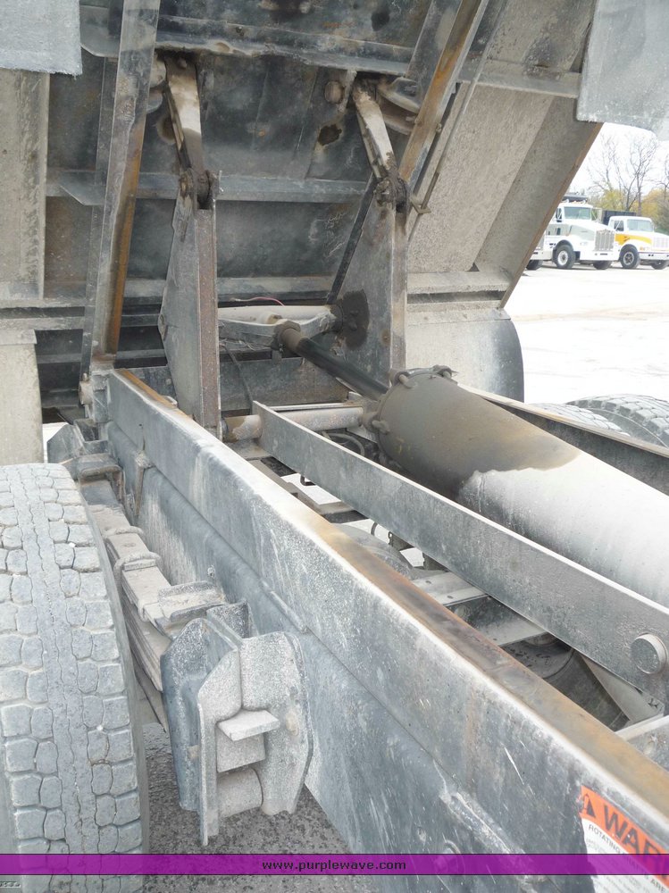 image for item 6888 1985 International S1900 dump truck