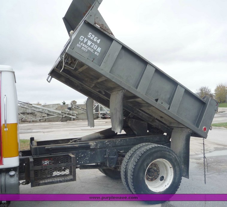 image for item 6888 1985 International S1900 dump truck