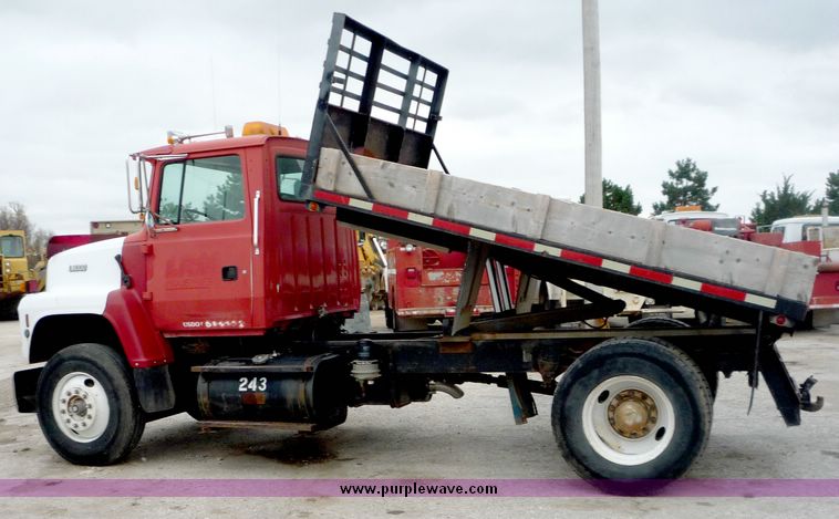 image for item 6946 1995 Ford L800 dump bed truck