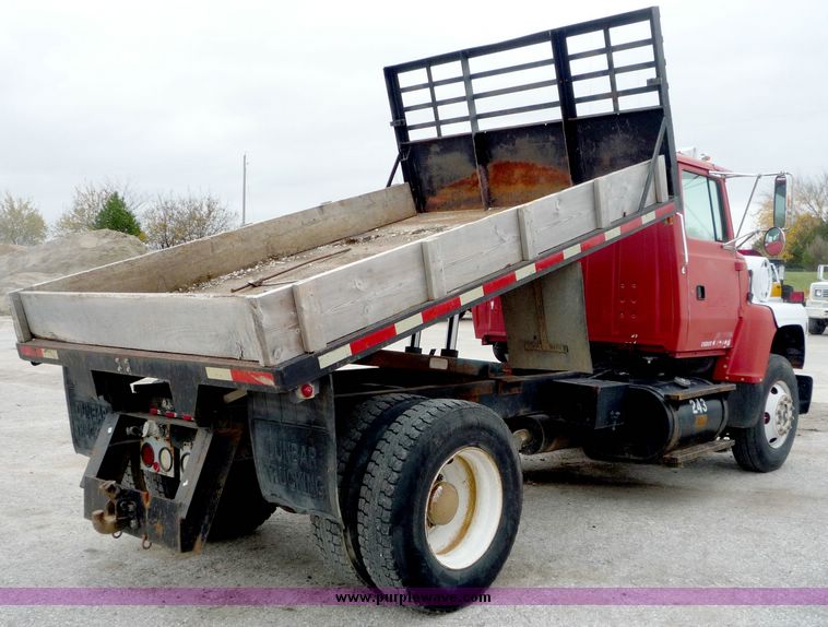 image for item 6946 1995 Ford L800 dump bed truck