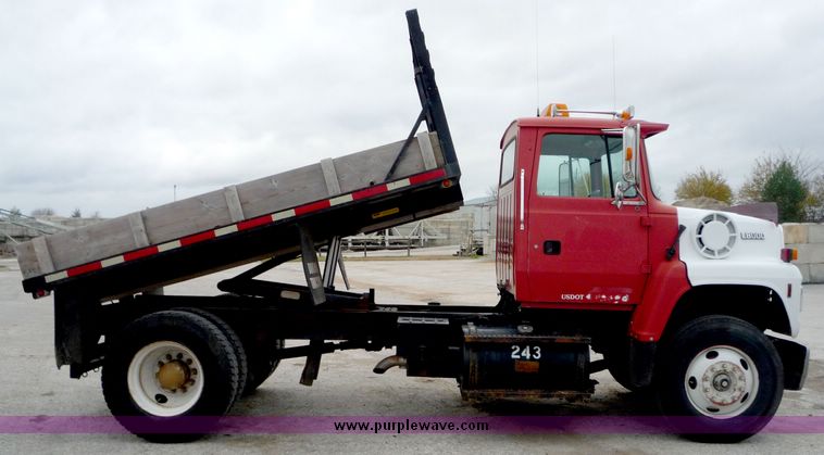 image for item 6946 1995 Ford L800 dump bed truck