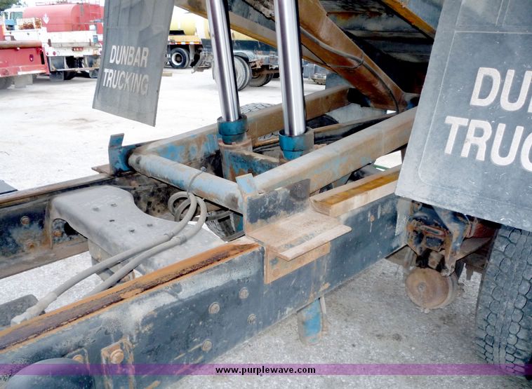 image for item 6946 1995 Ford L800 dump bed truck