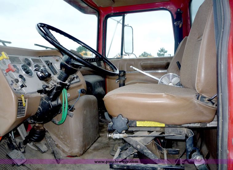 image for item 6946 1995 Ford L800 dump bed truck