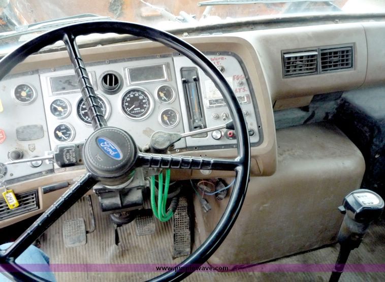 image for item 6946 1995 Ford L800 dump bed truck