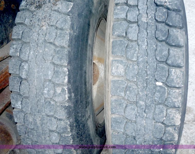 image for item 6946 1995 Ford L800 dump bed truck