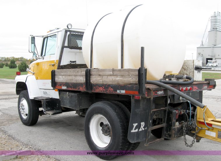 image for item 8026 1987 Ford LN8000 water truck