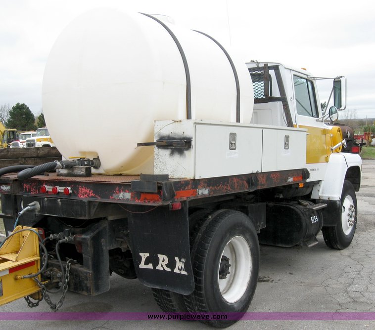 image for item 8026 1987 Ford LN8000 water truck