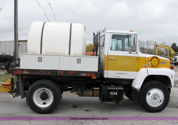 image for item 8026 1987 Ford LN8000 water truck