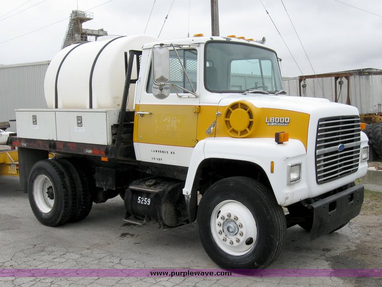 image for item 8026 1987 Ford LN8000 water truck