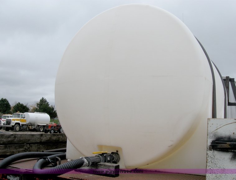 image for item 8026 1987 Ford LN8000 water truck