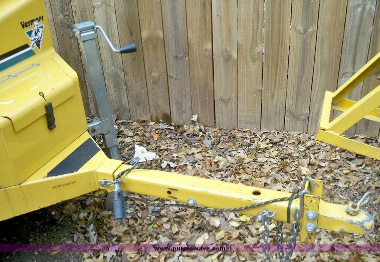 image for item 4183 Vermeer BC625A auto feed II chipper