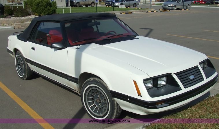 image for item 6454 1983 Ford Mustang convertible