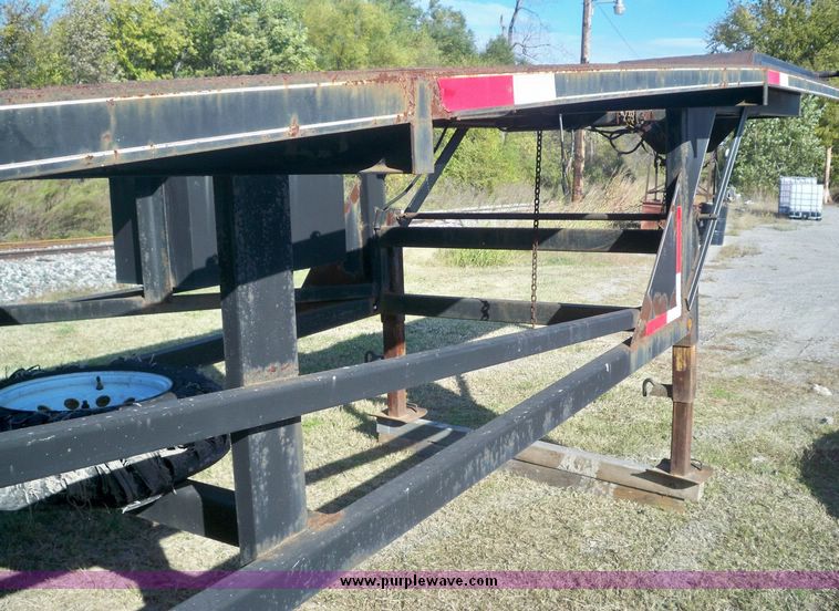 image for item 7562 2000 Kaufman 48' car hauler trailer