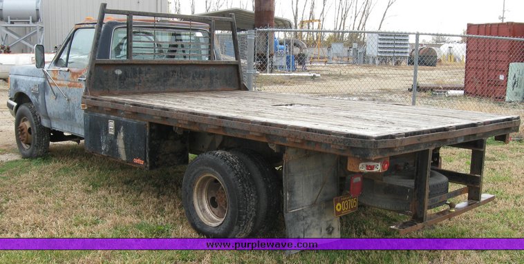 image for item 8311 1990 Ford F Super Duty pickup truck