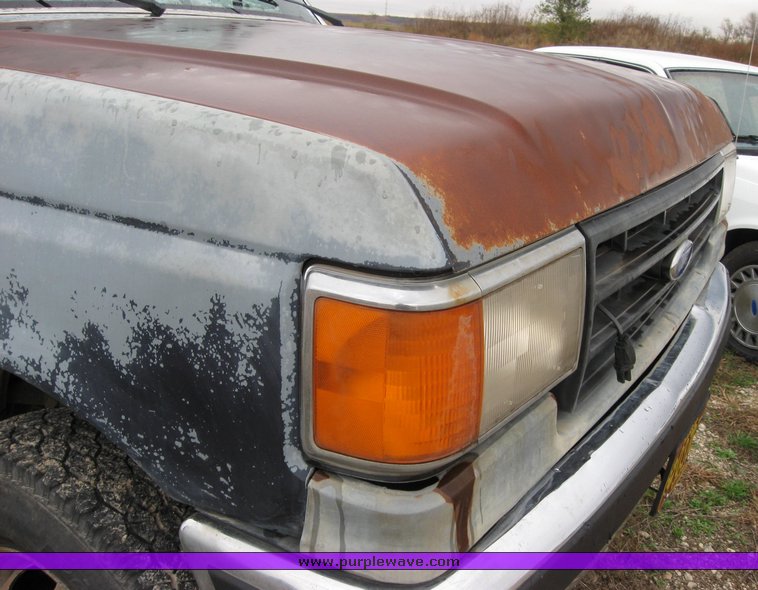 image for item 8311 1990 Ford F Super Duty pickup truck