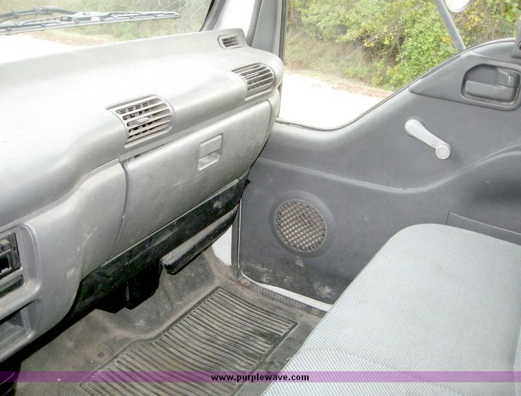 image for item 8622 1996 GMC 4000 W4S042 box truck