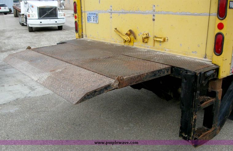 image for item 8622 1996 GMC 4000 W4S042 box truck