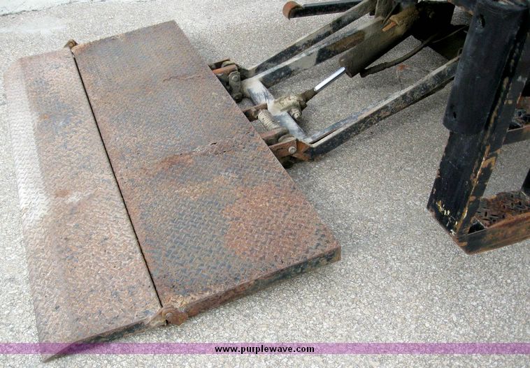 image for item 8622 1996 GMC 4000 W4S042 box truck