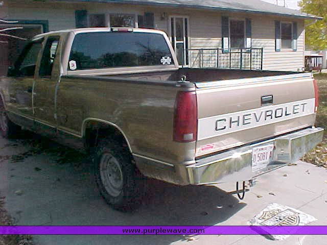 image for item 9500 1995 Chevrolet C1500 Silverado half ton extended cab pickup