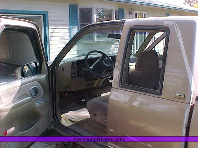 image for item 9500 1995 Chevrolet C1500 Silverado half ton extended cab pickup
