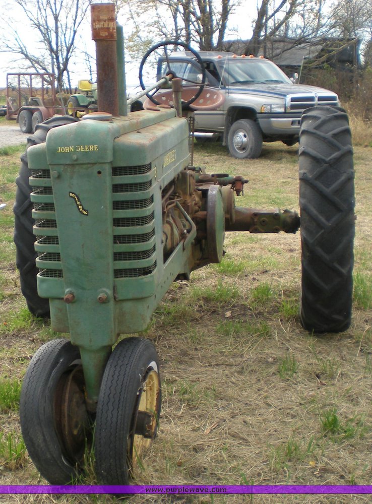 image for item 1501 1939 John Deere B tractor