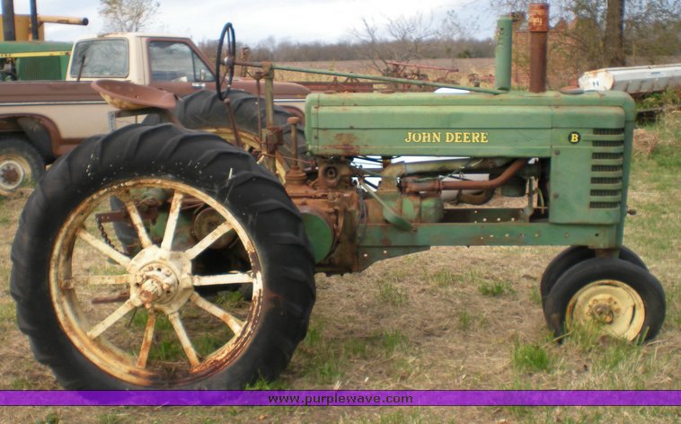 image for item 1501 1939 John Deere B tractor