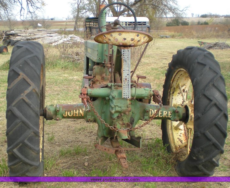 image for item 1501 1939 John Deere B tractor