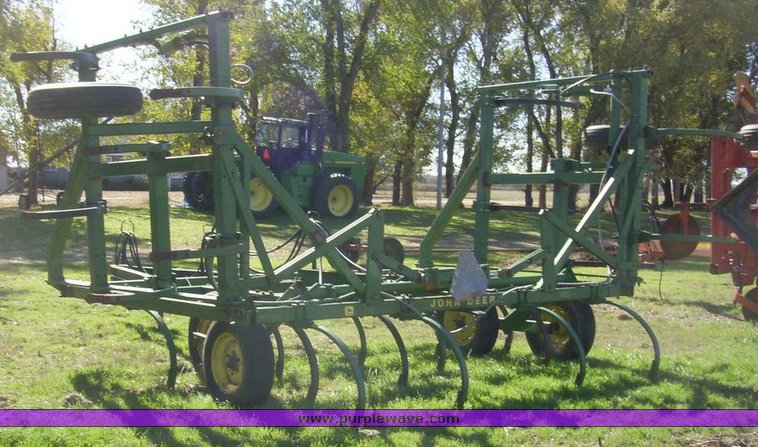 image for item 4164 John Deere 1600 24' chisel